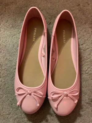rosa ballerinaskor - köptes här på plick så jag har aldrig använt dom. säljer för dom tyvärr var för små😢🩷🩷