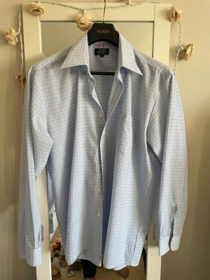 Taylor's Smart. skjorta, storlek L - Säljer en klassisk blå skjorta från  Taylor's Smart. skjorta, storlek L .med rutigt mönster och vita knappar. Skjortan har långärmad design, bred krage och är tillverkad i bomull. Perfekt för dig som gillar stilrena och tidlösa plagg.