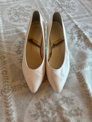 Ljusa pumps med spetsig tå - Ljusa pumps med spetsig tå och låg klack. Från märket ’Madonna’ i storlek 39 🌻