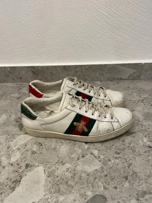 Gucci Ace Bee - Gucci Ace Bee || Storlek 44 (UK 9,5) Inermåttet är 28,5cm || Skorna är i okej skick, slitage förekommer (se bilder) || Mitt pris 1499kr || Tveka inte på att höra av dig vid frågor eller funderingar 