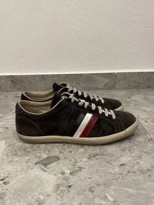 Moncler Monaco  - Moncler Monaco Skor || Storlek 40 || Skorna är i mycket bra skick, däremot är skosnörena något missfärgade (se bilder) || Tveka inte på att höra av dig vid frågor eller funderingar 