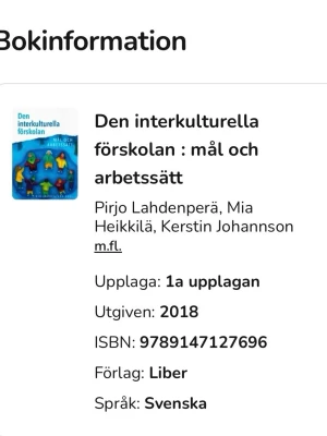 Den interkulturella förskolan - Kurslitteratur på svenska: 'Den interkulturella förskolan: mål och arbetssätt' av Pirjo Lahdenperä, Mia Heikkilä och Kerstin Johannson. Första upplagan från 2018, ISBN 9789147127696. Boken har ett färgglatt omslag med blå bakgrund och illustrationer.