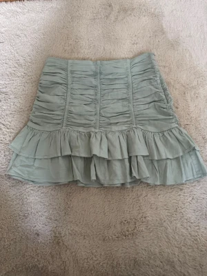 Mintgrön kjol zara - Mintgrön kjol ifrån Zara med volanger i storlek S! 