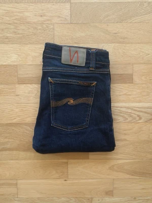 Marinblåa Nudie jeans - Nudie Jeans | Skick 8 | Nypris 2000kr | Storlek W30 L30 | Längd 98cm | Bredd 41cm | Priset är ej hugget i sten! | Hör av dig vid minsta lilla fundering eller fråga! 📩