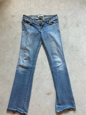 Lågmidjade jeans  - Lågmidjade jeans i storlek xs!!!