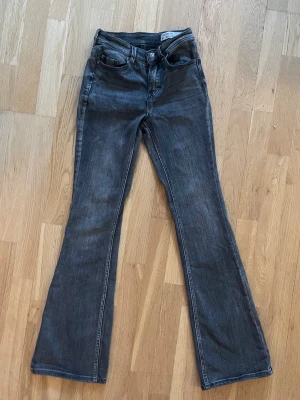 VMFLASH MR FLARED JEANS LI213 GA NOOS - Gina tricot, flared grey, xs strl. 32 i gott skick 