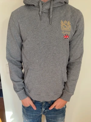 Grå morris hoodie - Tja! Säljer nu dens feta Morris hoodien som är otroligt skön nu till sena sommarkvällar och bekväm att ha, den är även helt orörd så bara att höra av er vid frågor🤝