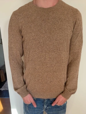 Beige stickad tröja från Oscar Jacobson - Tja! Säljer nu denna feta tröja från Oscar jacobson   Riktigt stilren och passar perfekt till både vardag och sommaroutfits. Funkar till allt och sitter riktigt bra.  Skick: 9/10 Pris: 650 kr (kan diskuteras vid snabb affär 💸)