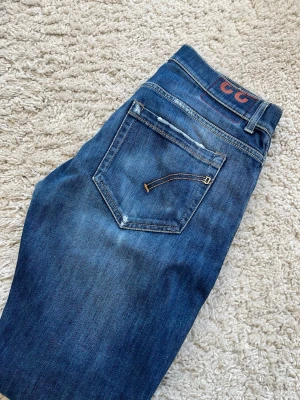 Blå Dondup George jeans - Blå tvättade Dondup George jeans med riktigt schyssta fades Storlek 33 Inga defekter, grymt skick Hör av er vid frågor eller förhandling!😁