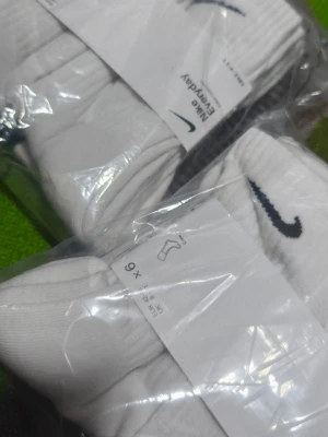 Vita Nike strumpor två  6-pack - Säljer Två  6-pack vita strumpor från Nike Dri-Fit Strumporna är ribbade och tillverkade i mjuk bomull, perfekta för att hålla fötterna bekväma hela dagen. Passar dig som gillar sportig och clean stil.