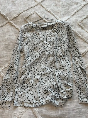 Vit blus med prickigt mönster - Jättefin luftig vit blus med chalk/green watercolor dot. Helt ny och inte använd en enda gång, men saknar prislapp. Från märket KAFFE.