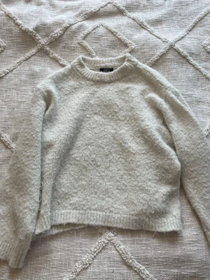 Vit stickad tröja från Gina Tricot - Säljer en mjuk och fluffig vit stickad tröja från Gina Tricot i storlek XS. 