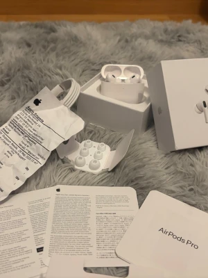Airpods gen 2 + kvitto - Hej, säljer mina AirPods Pro Gen 2 ANC de är aldrig använda bara boxen som är öppnad SERIE NUMMER:F37742P41Q  Ifall du har några frågor är det bara att skriva😊