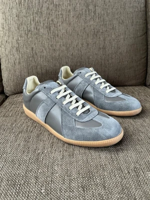 Maison Margiela Gats - Hej! Säljer nu mina Maison Margiela Gats för en bra peng i och med att de inte passade mig! Såklart äkta✅ Använd vid få tal tillfällen🔥 Storlek 43. Skickas utan og låda. Hör av dig vid minsta fundering!