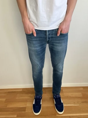 Dondup George Jeans - Tja, säljer dessa tvärfeta dondup George jeans i riktigt fin tvätt å färg, mycket fint skick, liten fläck som ej syns vid användning. Nypris 4000kr, säljs för 499. Hör av er vid fler frågor🤝