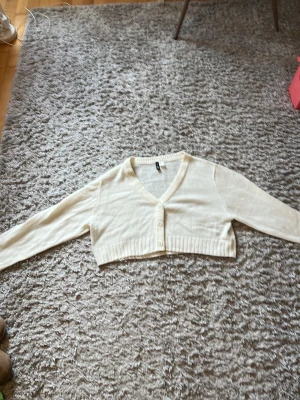 Vit kofta H&M Divided  - Vit kofta från H&M Divided. Lite nopprig på insidan men inget man tänker eller ser när man har på sig den. Priset kan diskuteras vid snabbt köp. I large. 