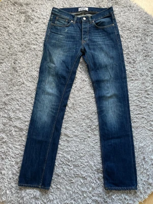 Acne Studios jeasn - Säljer ett par sköna Acne studios jeans, modellen heter Roc Verkai och passformen är straight leg. | Mycket fint skick utan defekter! | Storlek 30/32. | Ställ gärna frågor innan du köper!