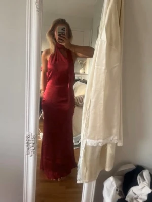 Röd balklänning - Helt ny balklänning. Aldrig använd endast testad. Vinröd. Första bilden är min. 
