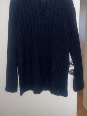 Stickad Tröja  - Stickad tröja använd endast fåtal gånger 