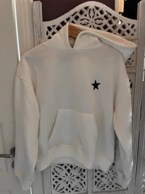 Hoodie från Lager 157 med stjärnor - Säljer hoodie från lager 157 i storlek S. En liten fläck på ena axeln och en fläck ovanför fickan men är ganska säker på de gör bort i tvätten! Säljs pg igen användning används en gång