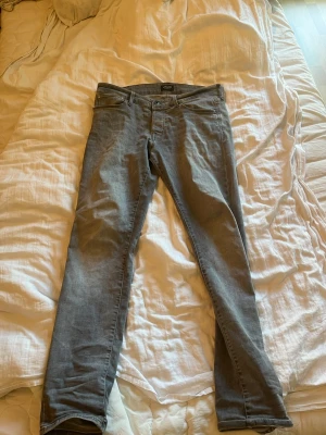 Jack and Jones jeans köpta i affär  - Relativt nya jeans. Vädligt populära och moderna. Trendiga just nu. Storlek 33/32