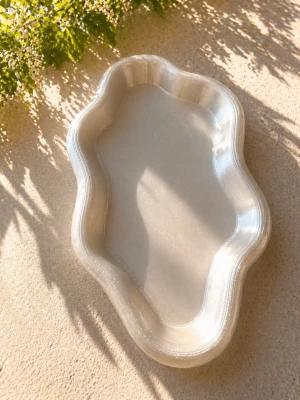 Organisk smyckesbricka i pärlemor - Snygg smyckesbricka med organisk, vågig form och skimrande pärlemorfinish. Perfekt för att förvara ringar, örhängen eller andra små accessoarer. Brickan har en modern och unik design som lyfter ditt smyckesförvar. Materialet är PLA 3d printad