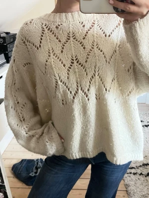 Oversize hålsstickaf tröja - Supersnygg oversized hålstickad tröja köpt second hand! Så skön och snygg både till vinter o sommar!