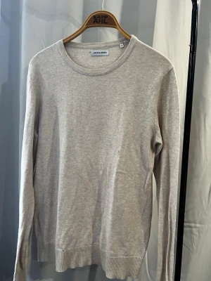 Beige stickad tröja från Jack & Jones - Beige stickad tröja från Jack & Jones i storlek xs, sitter som en S/M