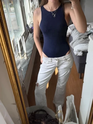 Snygg  marinblå body från Zara💘 - Snygg marinblå body med hög halsringning och smala axelband. Bodyn har en tight passform och är tillverkad i ett stretchigt material som sitter bekvämt mot kroppen. Perfekt att styla med jeans eller kjol, den går att styla till vad som helst och är basic men går att använda på mer speciella tillfällen såklart💘