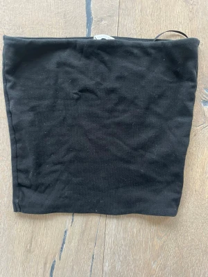 Svart bandeau tubtopp från Zara - Säljer en svart bandeau tubtopp från Zara. Passar bra nu till sommaren🌸☀️