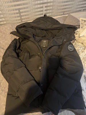 Canada goose jacka - Inre fickan är lite riven men inget synligt när man tar på sig den, tråden man hänger jackan med är sönder