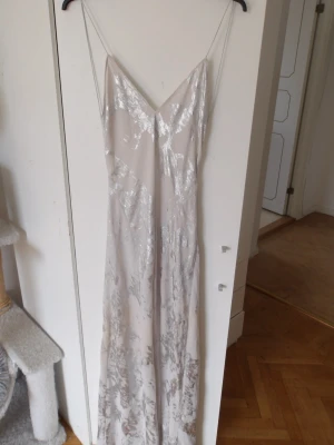 Balklänning - Så fin långklänning som är perfekt till balen. Storlek s, den är oanvänd 💗