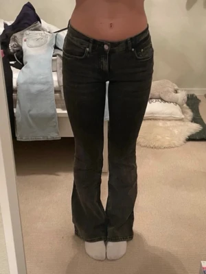 Utsvängda jeans  - Grå/svarta utsvängda jeans, lågmidjade och så sköna❣️