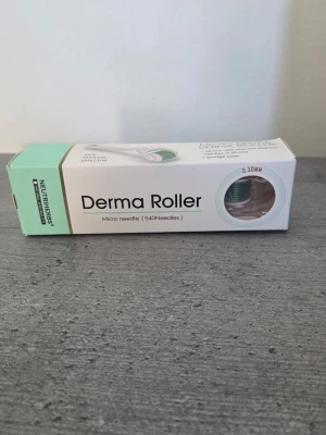 Neutriherbs Derma Roller Pro 0,3mm Titanium - Säljer en ny derma roller från Neutriherbs. Endast stått förvarad i skåpet. 0,3mm titaniumnålar som är perfekta för att få glow och boosta hudvårdsrutinen hemma.        ❗️Viktigt: Kom ihåg att sterilisera produkten innan första användningen och efter varje behandling.