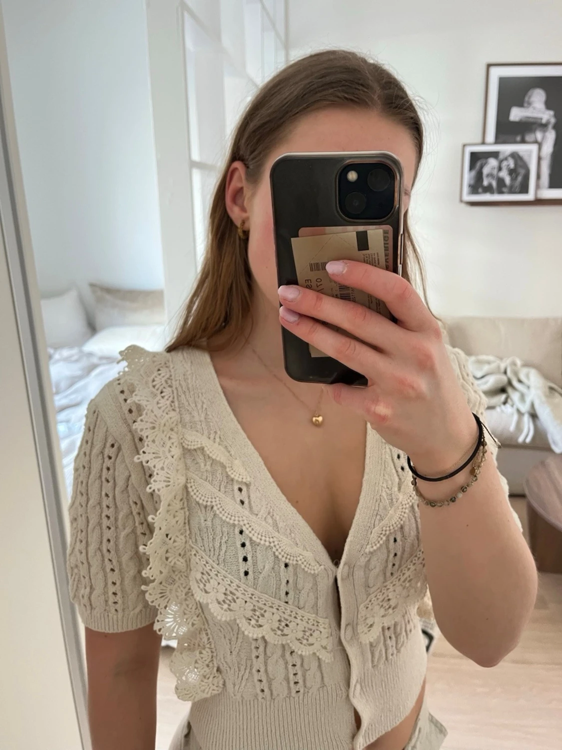 Beige blus med volangdetaljer - 1