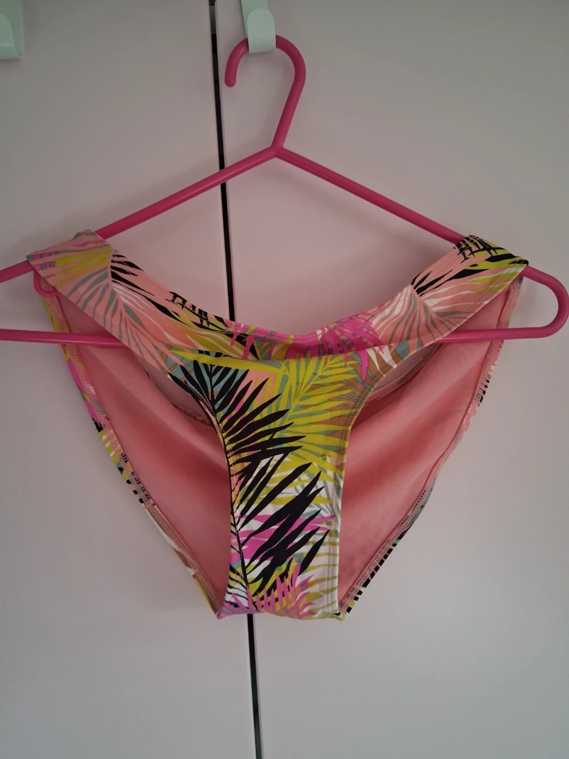 Tropiska bikiniunderdel i rosa och gul
