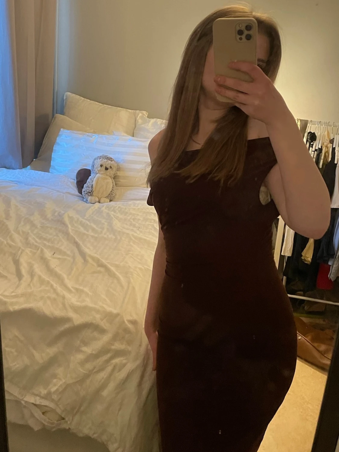 Vinröd oneshoulder klänning