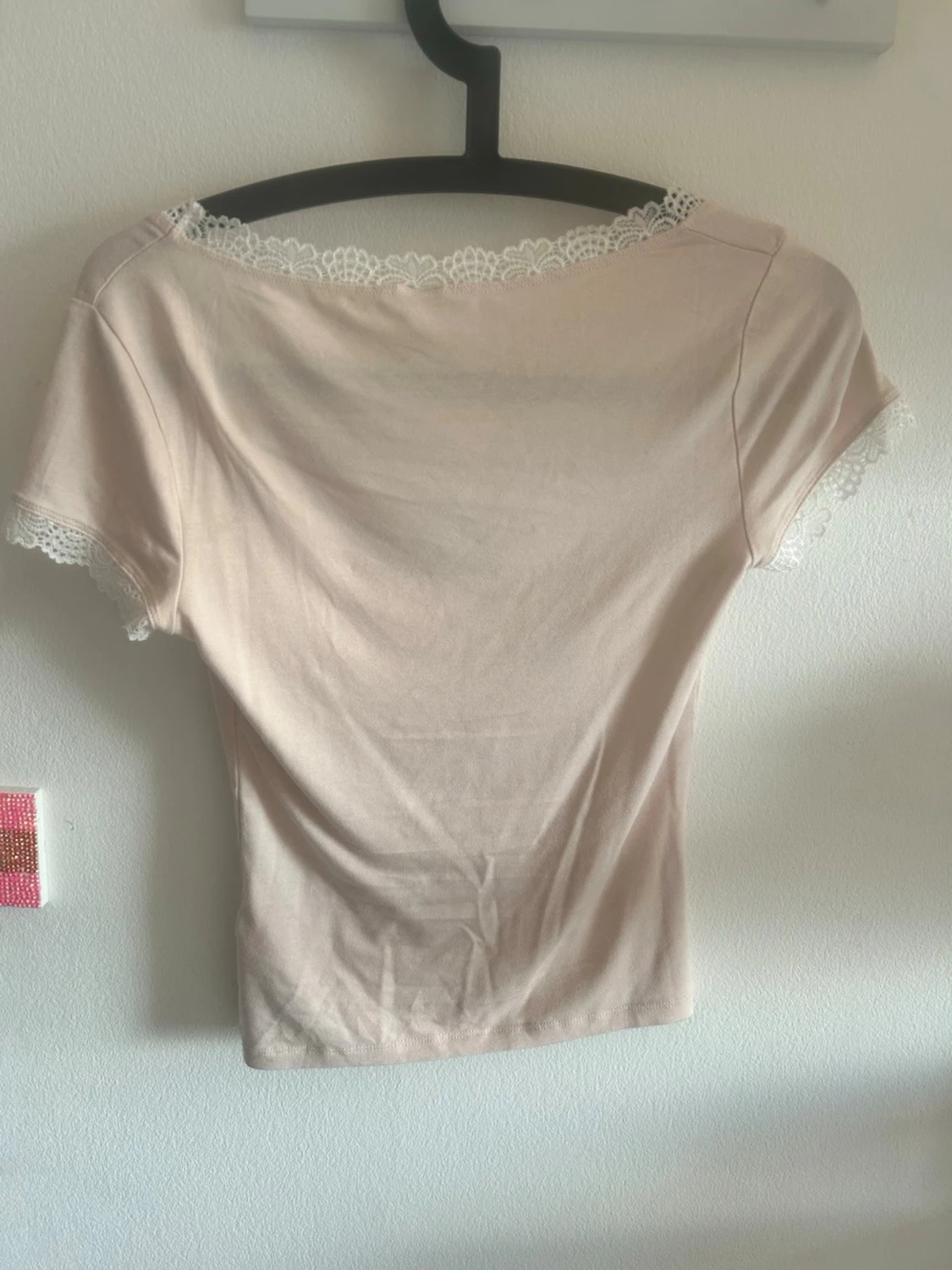 Beige topp med spetsdetaljer - 1