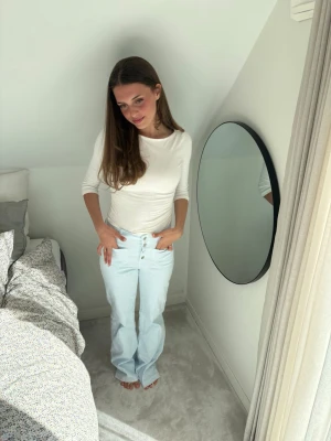 Ljusblå jeans med knappar - Ljusblå midwaist jeans med flera knappar! Vida i benen och långa 💕💕💕💕storlek 36