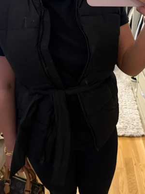 Svart dunväst med knytband - Snygg väst med knytband