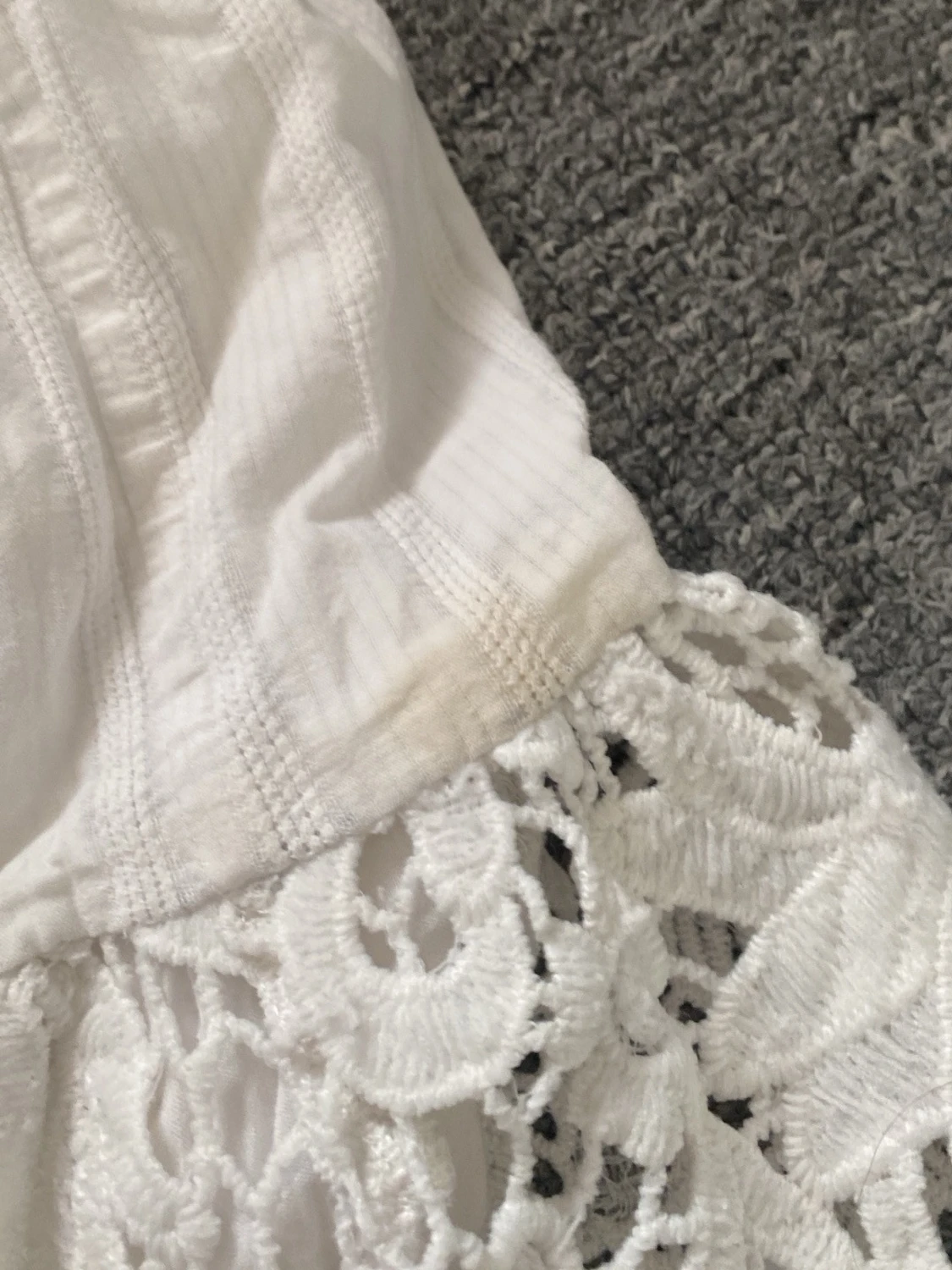 Kjol med spetsliknande blommor - 1