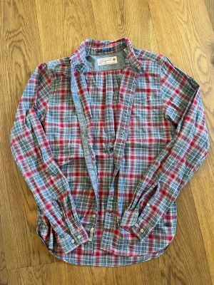 Flanellskjorta från Scotch & Soda - Fet flanellskjorta från Bonjour, storlek S. Mycket bra skick. Skriv vid eventuella funderingar😁 Fraktar inom 1-2 dagar