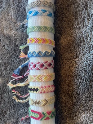 Armband - Säljer hemmagjorda armband i dem här mönstrena kommer fler så småningom skriv om du är intresserad för att välja färger/storlek dem är justerbara och går att ta av och på kan ta en stund att skicka eftersom att jag måste göra efter beställning men försöker vara så snabb som möjligt💕