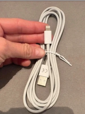 Vit lightning till USB-kabel - En vit lightning till USB-kabel , perfekt för att ladda och synka din iPhone eller iPad. Kabeln är gjord av plast och har en slimmad design med klassisk Apple-look. Passar till alla enheter med lightning-port.