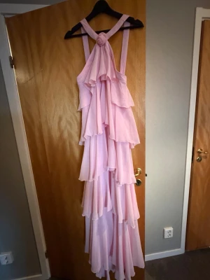 Klänning Vero Moda  - Superfin klänning från VeroModa endast testad. 700kr