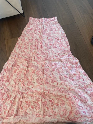 Fin lång kjol - Denna lång kjolen är från hm, och är tyvärr för liten för mig… använd två gånger men tvättat den så den är lite skrynklig men går att stryka!!💕