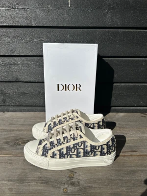Dior Skor Dam - Säljer dessa oehört snygga dior skor i nyskick, aldrig använda, allt og medföljer, priset kan diskuteras vid snabb affär så kom gärna med bud! 