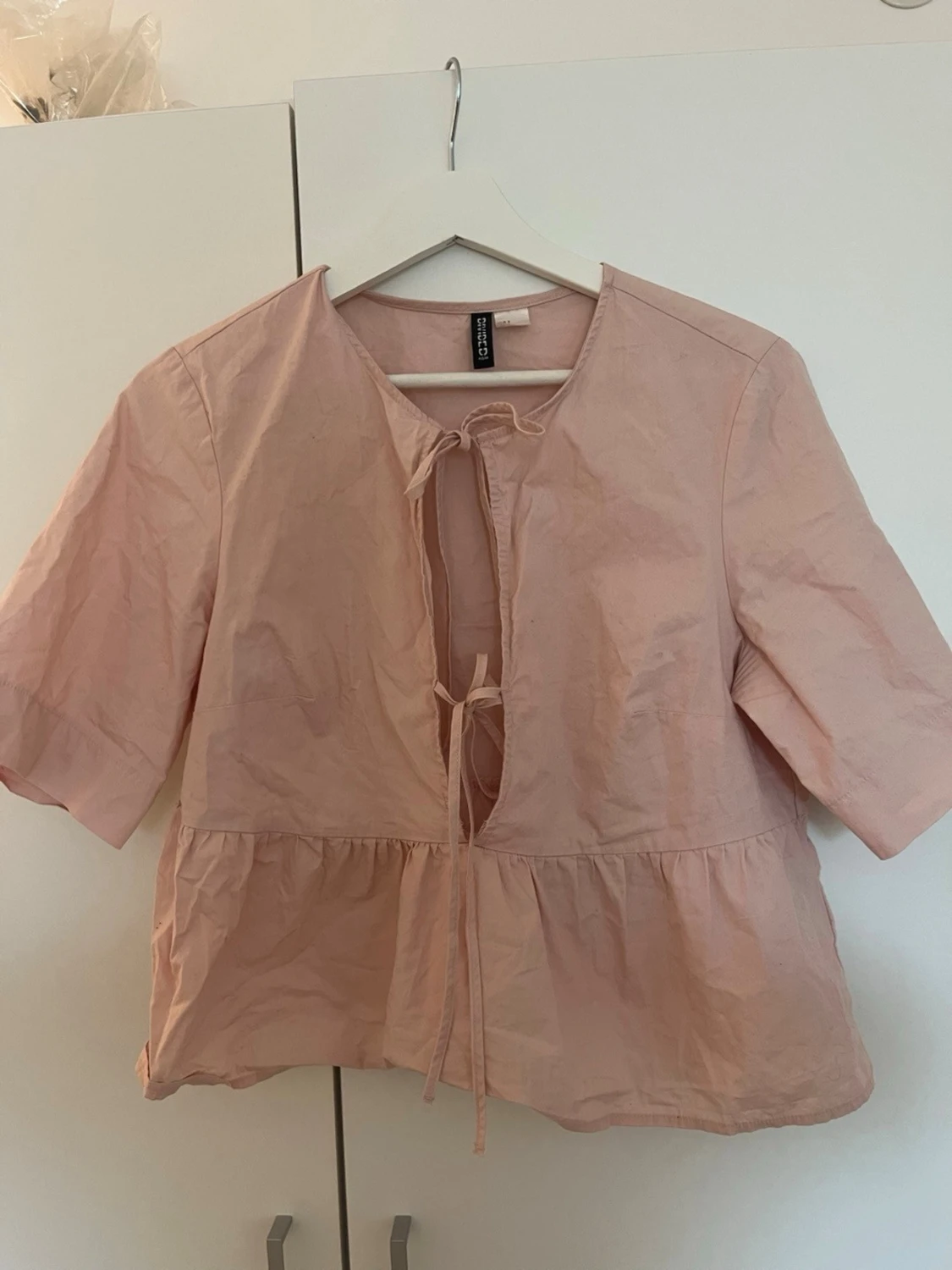 Ljusrosa blus med knyt från HM