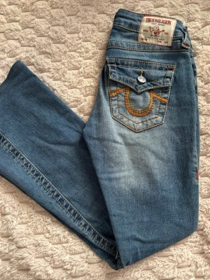 True religion jeans  - Lågmidjade jeans från true religion. Midjemått: 32cm. Grenhöjd: 17cm. Innerbenslängd: 71cm. Lårbredd: 18cm. Hör av dig om du har en fråga!!