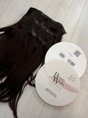 Beauty Works Extensions - Nya & oanvända 🤎16" Deluxe Remy Instant Clip-In Extensions CLIP-16-RA Colour: Raven För mer information besök hemsidan! Nypris 2900kr